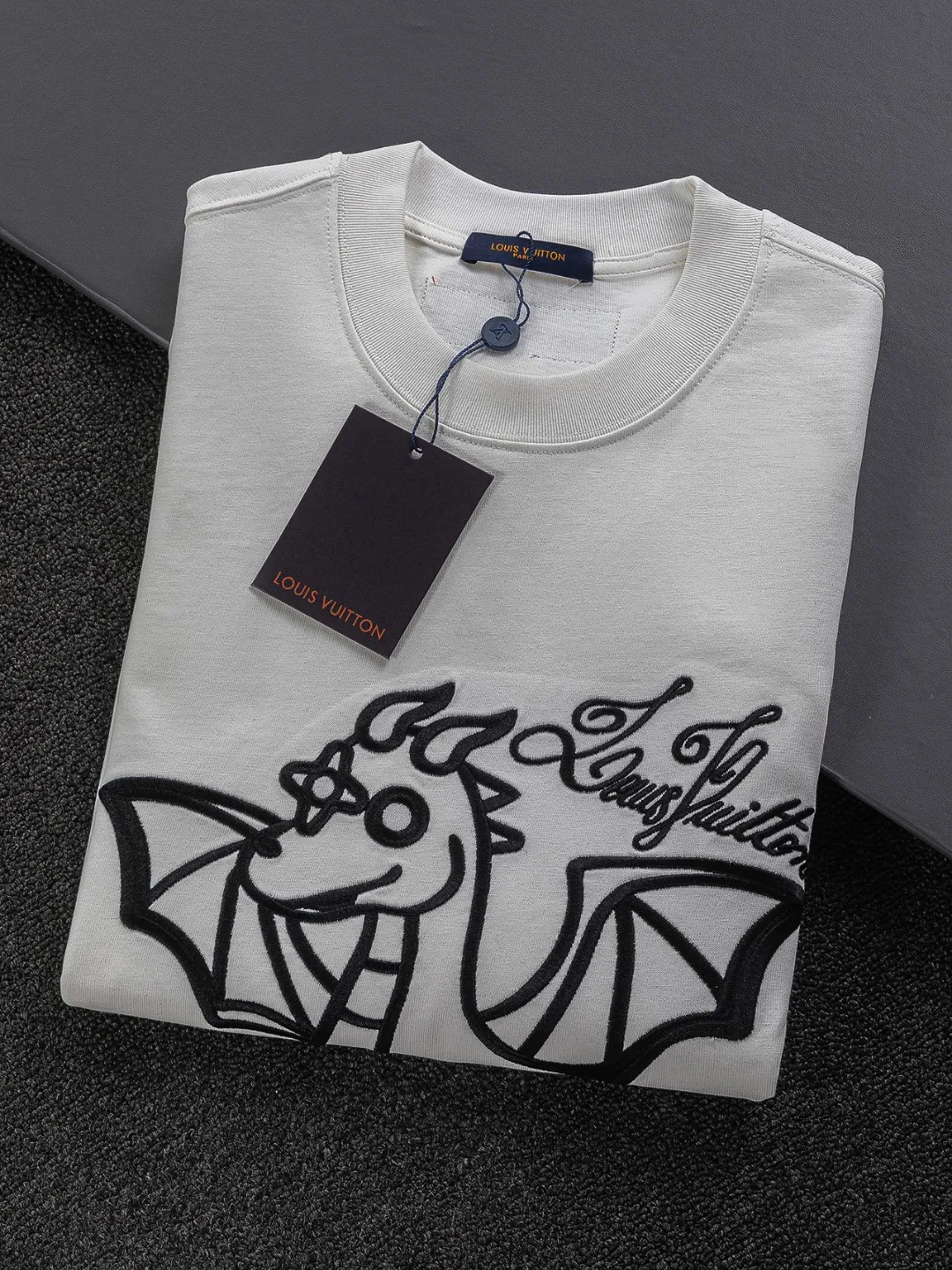 🅿️210 Louis Vuitton 1V micro wide version S-XL 25SS LV new product counter catwalk style with flying dinosaur letters on the chest🪡 embroidered logo, same style for men and women! Short-sleeves are not the same as the general public, but must be unique and eye-catching. This LV short-sleeves is all about quality, comfort, consistent style, fashion, including fabrics and cutting techniques, all of which have been made with great effort! 320 grams of washed pure cotton fabric, pure cotton is breathable, very refreshing and comfortable for daily wear. The rib knitting on the neckline is smooth and tight, and the neckline will not be skewed if you toss it at will. The loose version, you will find that it looks really good on the upper body. The overall is minimalist and neat, super versatile for daily use! Pair it casually with a pair of pants for a youthful look. A T-shirt will make your outfit crazy. It is a fashionable item that can never go wrong! Color: Black White Size: S-XL Size chart: S: Shoulder width 50-Bust 54-Length 70 M: Shoulder width 52-Bust 56.5-Length 72 L: Shoulder width 54-Bust 59-Length 74 XL: Shoulder width 56-Bust 61.5-Length 76